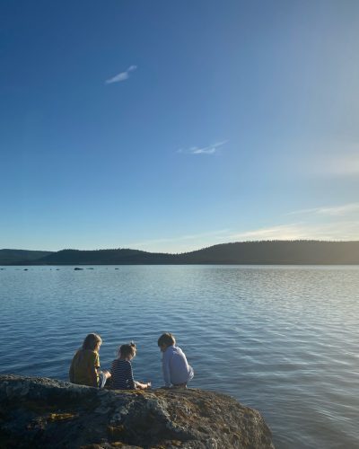 Kinder spielen am Wasser