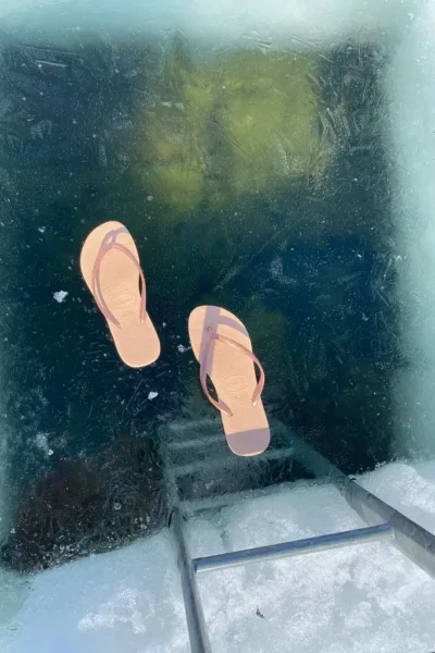 flipflops auf dem eis