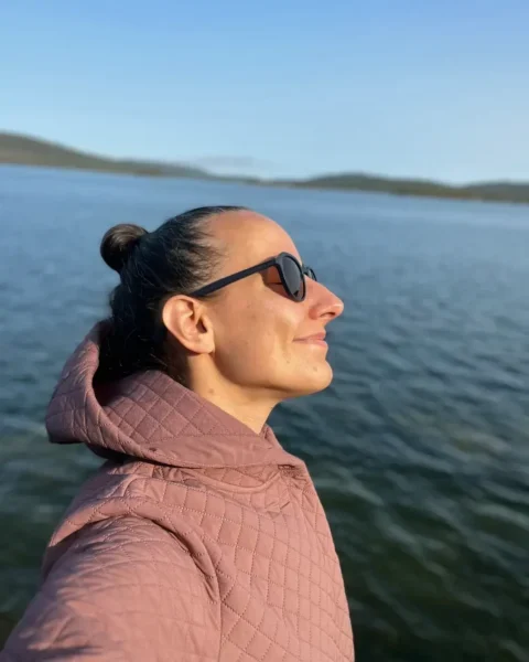 katharina nyqvist mit sonnenbrille und rosa jacke