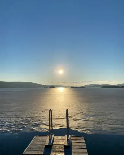 steg am eisbedeckten see