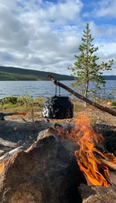 teepot über dem lagerfeuer